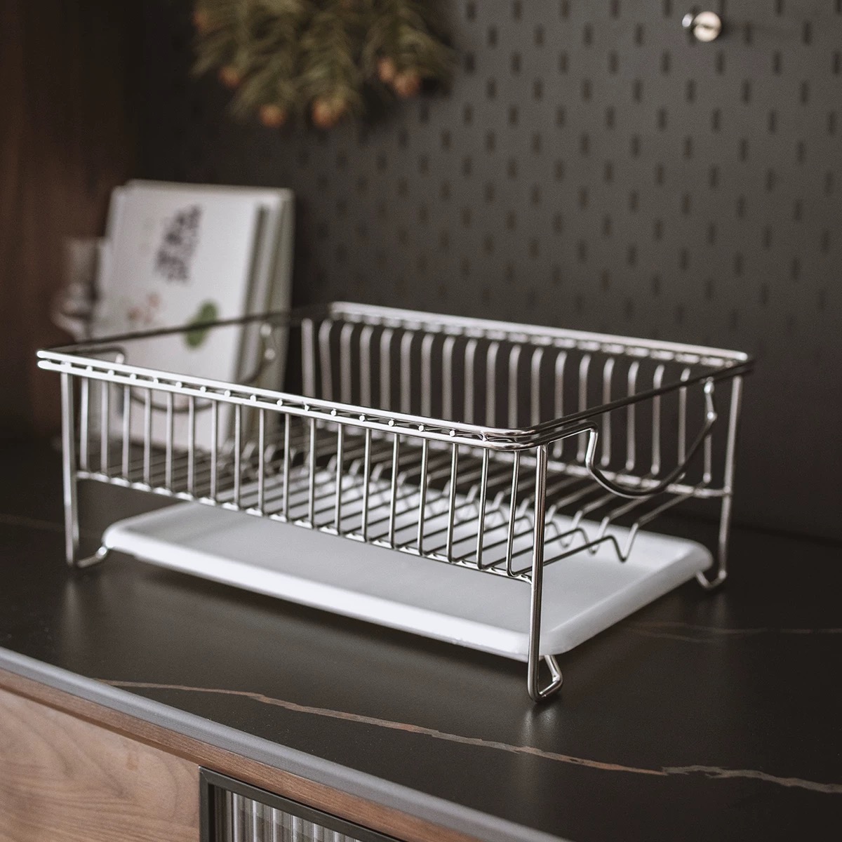 Kako se metalni kućni stalak za pohranu može usporediti s drvenim?